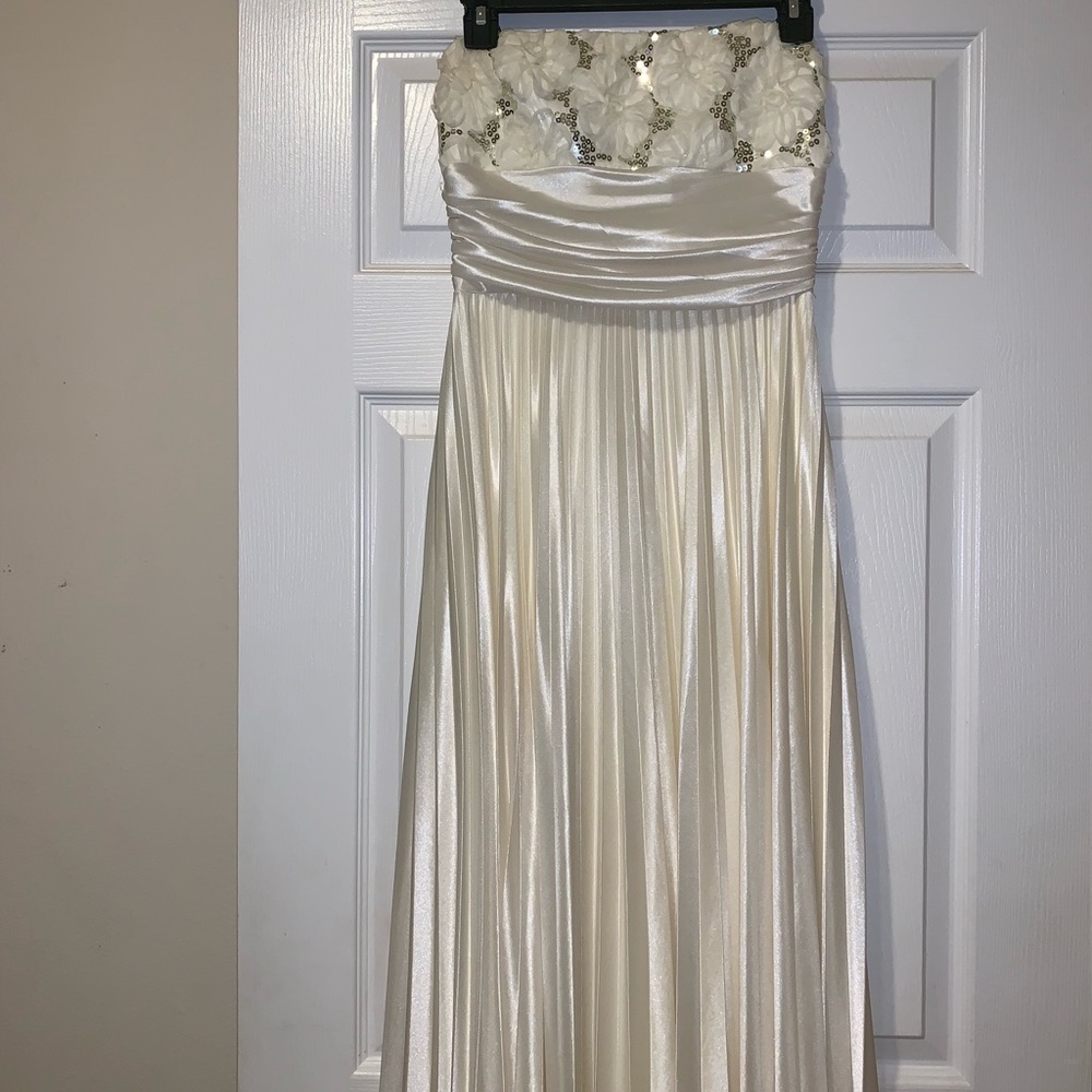 CREAM AND GOLD STRAPLESS PLEATED DRESS